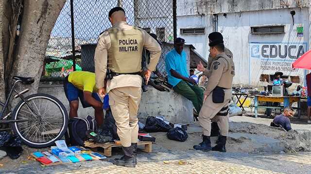 Polícia militar realiza operação na Feira do Rolo e apreende celulares (7)