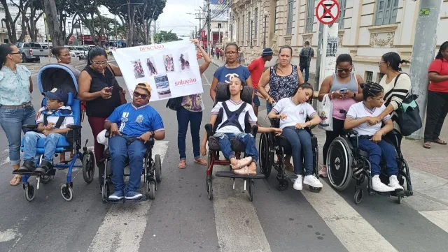 Cadeirantes realizam manifestação para cobrar acessibilidade durante deslocamento para realizar tratamento em Salvador