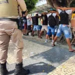 Polícia militar realiza operação na Feira do Rolo e apreende celulares (13)