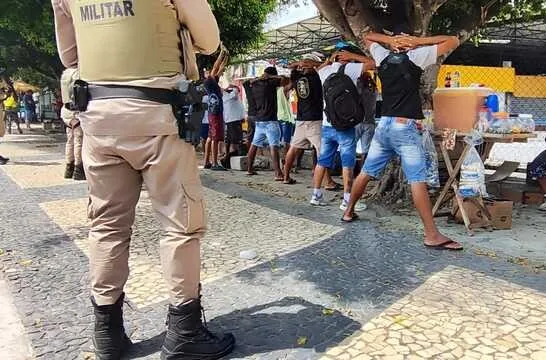 Polícia militar realiza operação na Feira do Rolo e apreende celulares (13)