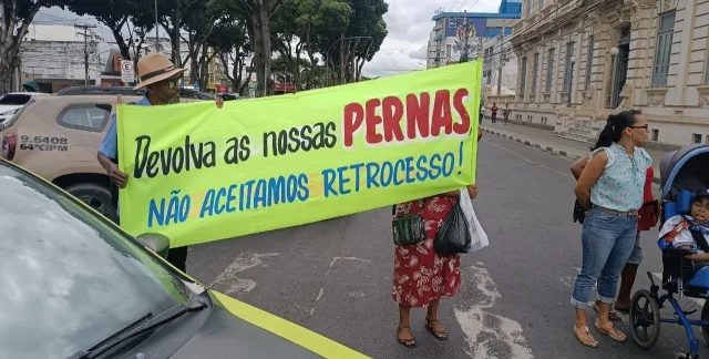 Cadeirantes realizam manifestação para cobrar acessibilidade durante deslocamento para realizar tratamento em Salvador