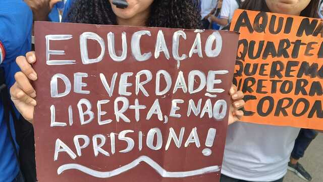 Alunos, professores e pais fazem manifestação e pedem saída de diretora, após denúncia de mãe (1)