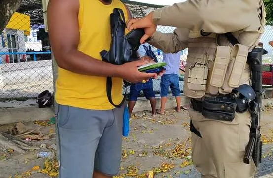 Polícia militar realiza operação na Feira do Rolo e apreende celulares (13)