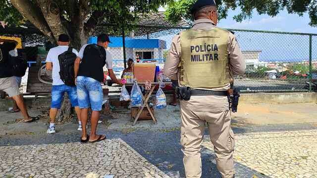 Polícia militar realiza operação na Feira do Rolo e apreende celulares (7)