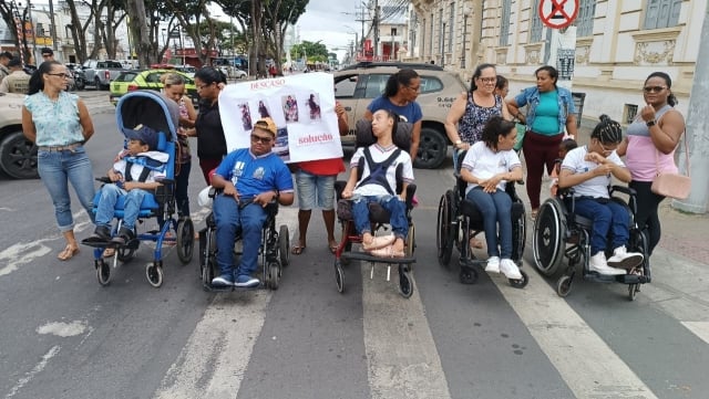 Cadeirantes realizam manifestação para cobrar acessibilidade durante deslocamento para realizar tratamento em Salvador