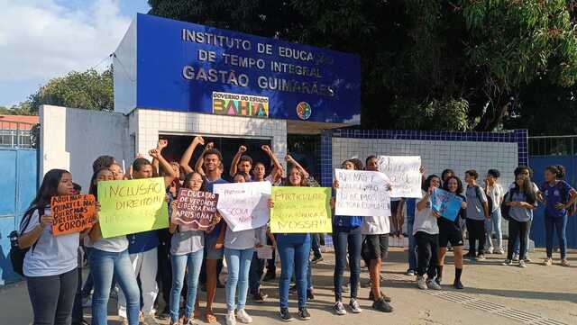 Alunos, professores e pais fazem manifestação e pedem saída de diretora, após denúncia de mãe (1)