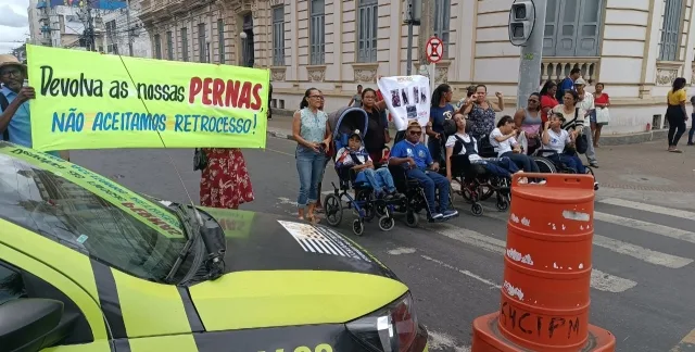 Cadeirantes realizam manifestação para cobrar acessibilidade durante deslocamento para realizar tratamento em Salvador