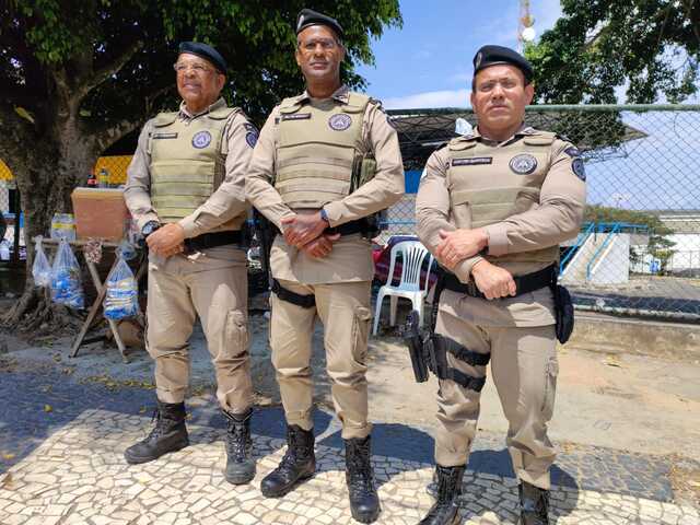 Polícia militar realiza operação na Feira do Rolo e apreende celulares (7)