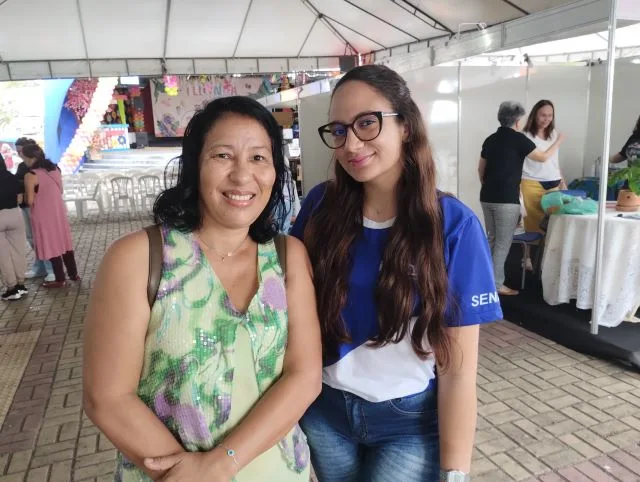 A bibliotecária Josenice Pitangueira e a estudante Caroline Silva