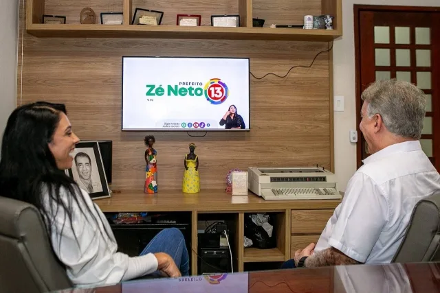 Zé Neto assiste sua primeira propaganda eleitoral na TV1