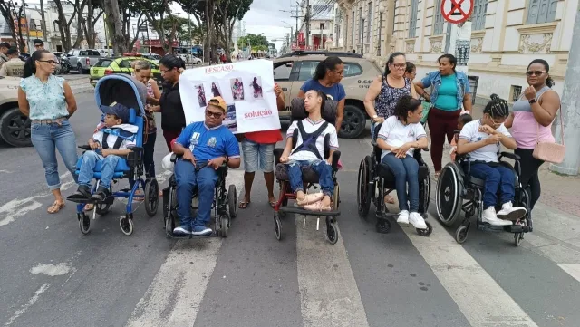 Cadeirantes realizam manifestação para cobrar acessibilidade durante deslocamento para realizar tratamento em Salvador