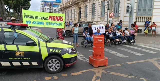 Cadeirantes realizam manifestação para cobrar acessibilidade durante deslocamento para realizar tratamento em Salvador