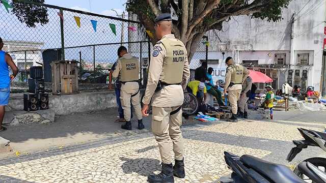 Polícia militar realiza operação na Feira do Rolo e apreende celulares (7)