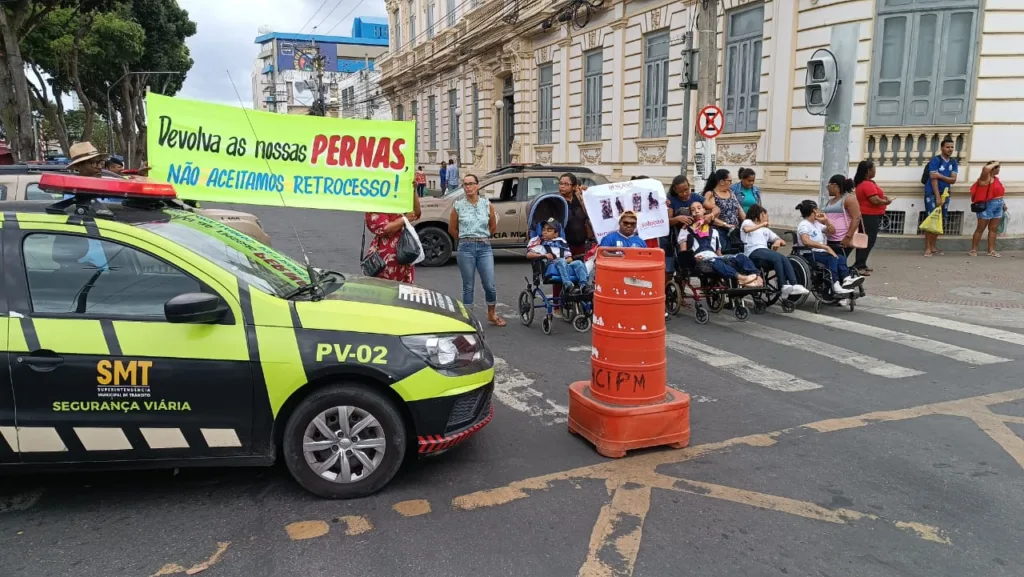 Cadeirantes realizam manifestação para cobrar acessibilidade durante deslocamento para realizar tratamento em Salvador