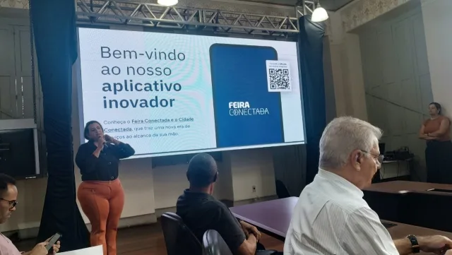 reunião no Paço Municipal sobre 1º mês do app Feira Conectada