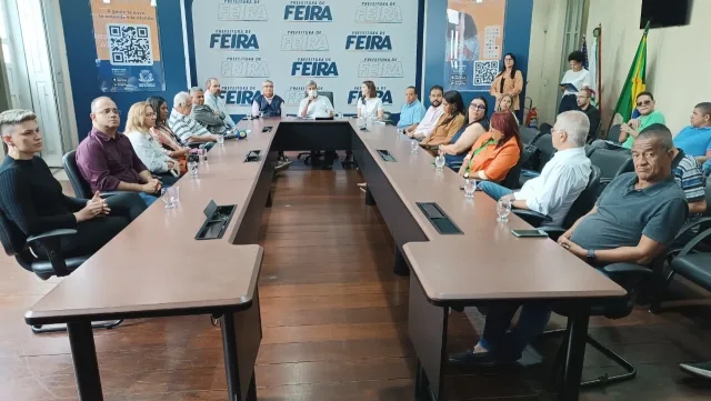 reunião no Paço Municipal sobre 1º mês do app Feira Conectada