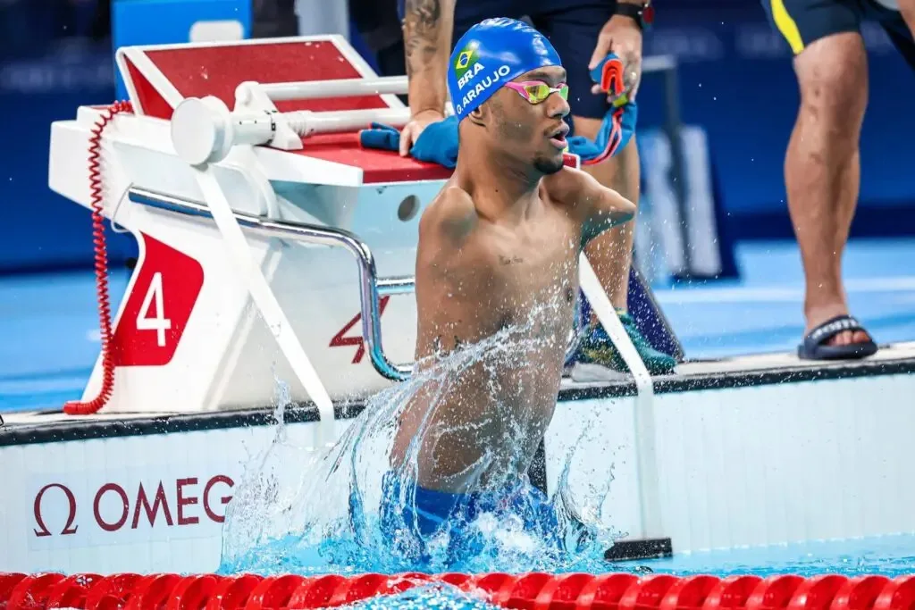 Gabriel Araújo avança com o melhor tempo, e Brasil disputa sete medalhas na natação no 1º dia dos Jogos Paralímpicos