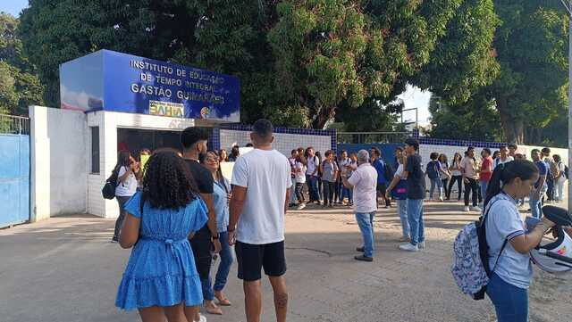 Alunos, professores e pais fazem manifestação e pedem saída de diretora, após denúncia de mãe (7)