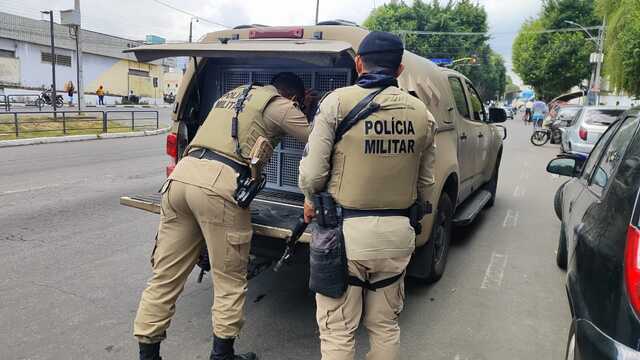 Polícia militar realiza operação na Feira do Rolo e apreende celulares (7)