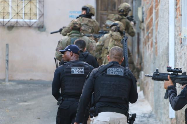 polícia policiais em operação subindo o morro prisão prisões
