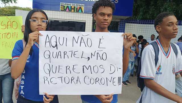 Alunos, professores e pais fazem manifestação e pedem saída de diretora, após denúncia de mãe (1)