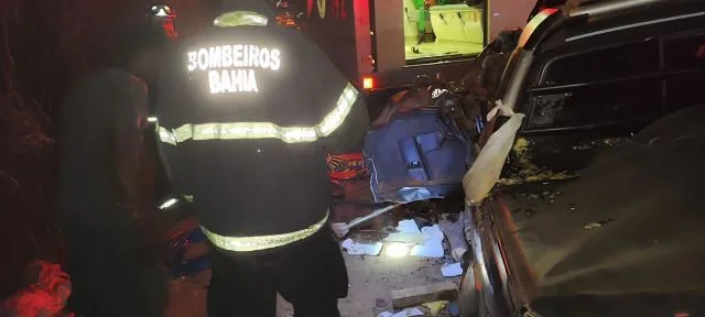 acidente ferragens resgate motorista com vida corpo de bombeiros BR-349