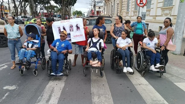 Cadeirantes realizam manifestação para cobrar acessibilidade durante deslocamento para realizar tratamento em Salvador