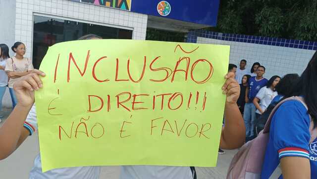 Alunos, professores e pais fazem manifestação e pedem saída de diretora, após denúncia de mãe (1)