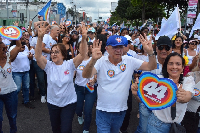 Caminhada de José Ronaldo com mulheres