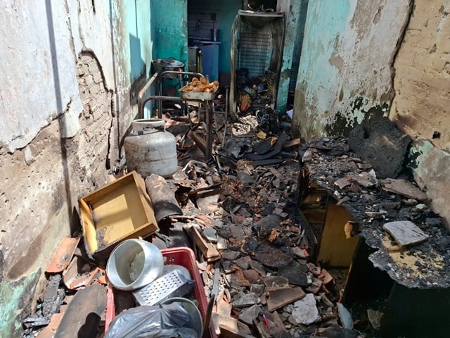 Casa incendiada na Rua Nova