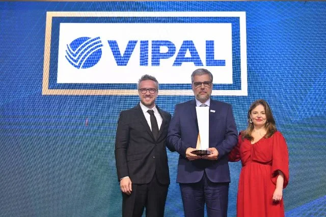 Renan Batista Patrício Lima, CEO da Vipal (ao centro), Tiago Joaquim Afonso, Diretor de Desenvolvimento Comercial e Digital da Editora Globo, e Catherine Vieira, Editora Executiva do Valor