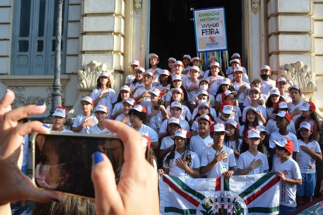 crianças coral cantando apresentação