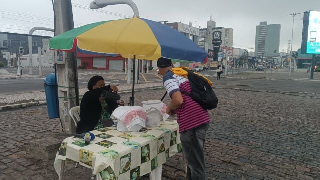 vendedora mulher comerciante mingau cafezinho