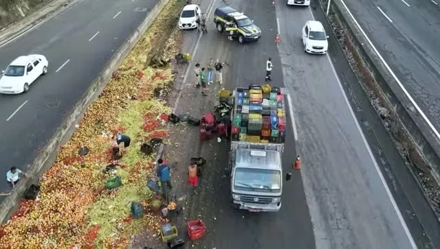 Caminhão carregado de frutas vira na BR-324