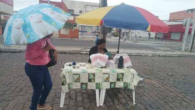 vendedora mulher comerciante mingau cafezinho