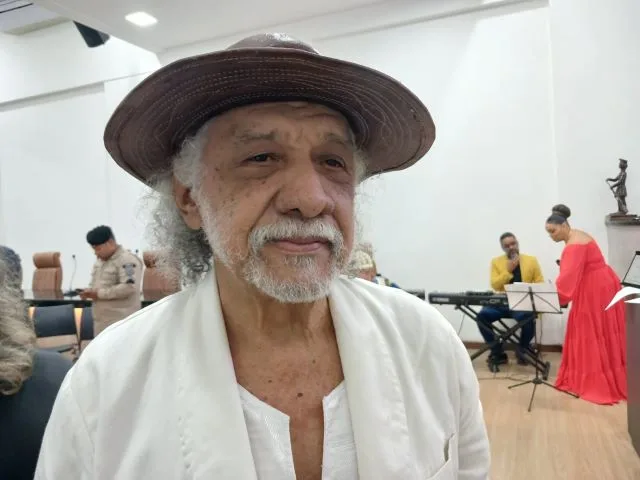 cantor e compositor Cescé Amorim 