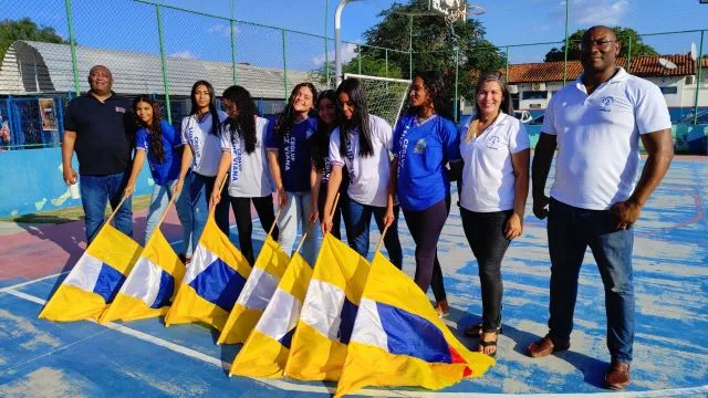 alunos do luiz viana ensaiando para fanfarras