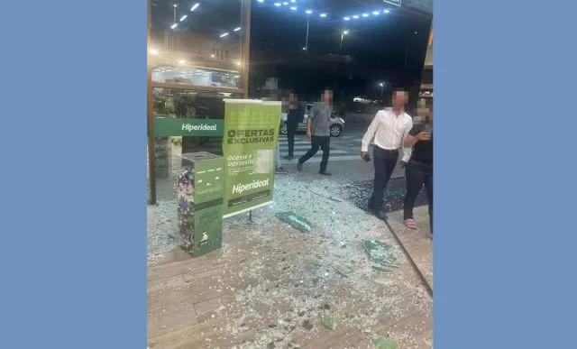 carro invade estabelecimento em Salvador