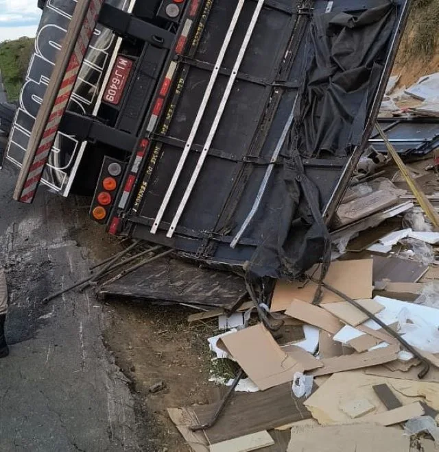 Caminhão transportando móveis tomba e tem carga saqueada na BA-026, entre Planaltino e Nova Itarana