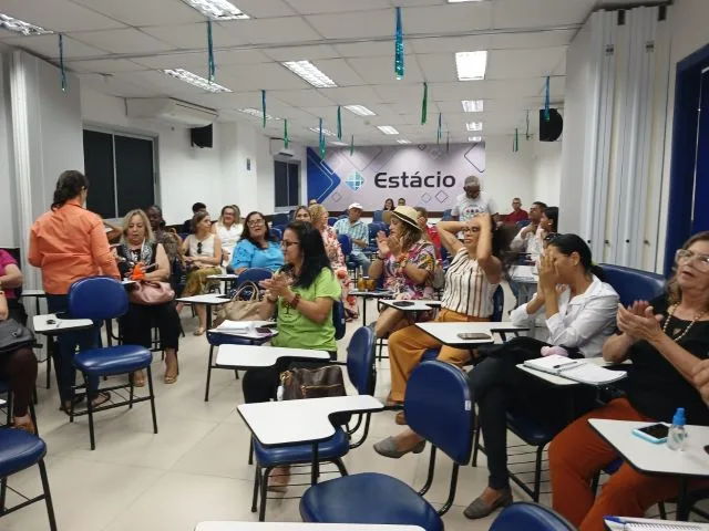 pessoas em sala de aula auditório