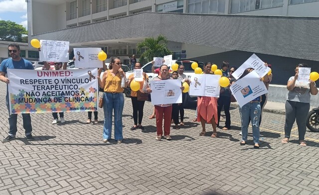 Mães de crianças com autismo realizam manifestação em frente ao Fórum contra planos de saúde (8)