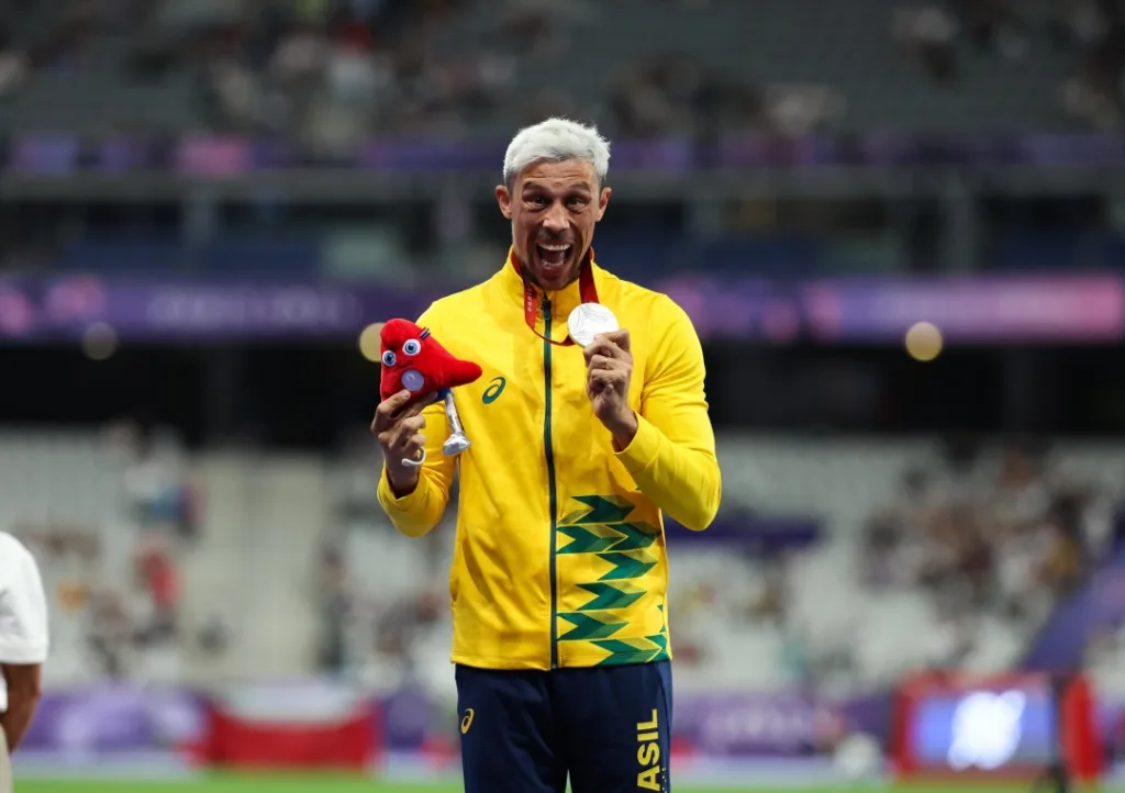 Aser com a medalha de prata conquistada no salto em distância. 