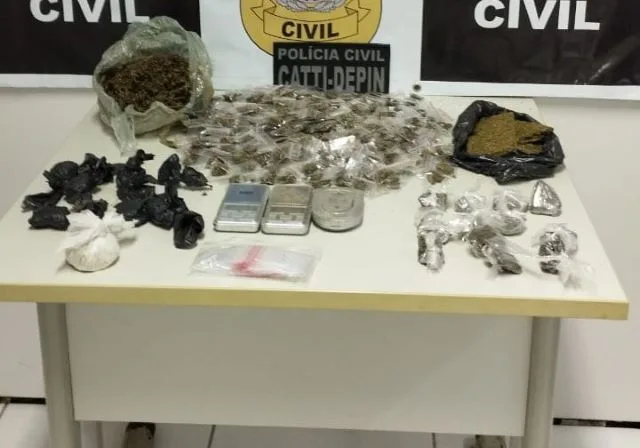 Policiais Civis desarticulam centro de distribuição de drogas em Feira de Santana