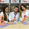 Estudante de Medicina da Unex em laboratórios com peças do corpo humano em 3D]