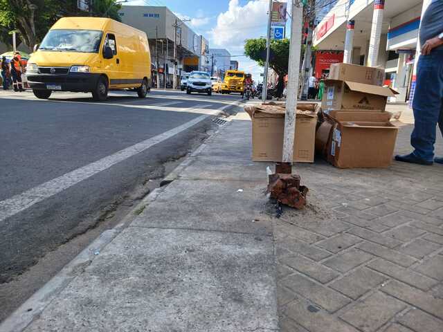 População reclama de bases de lixeiras enferrujadas que estão provocando acidentes no centro da cidade (3)