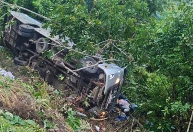 Ônibus cai em ribanceira na BR-324; quatro pessoas morrem e duas ficam gravemente feridas