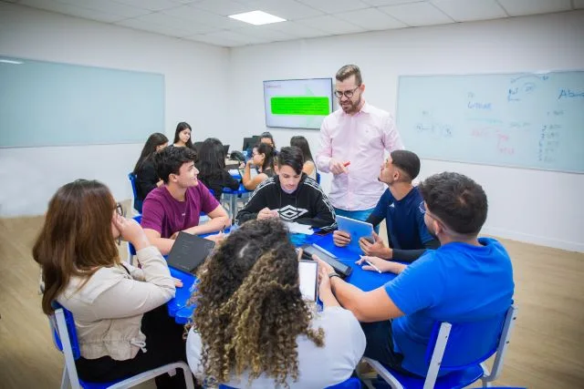 Corpo docente formado por médicos, mestres e doutores