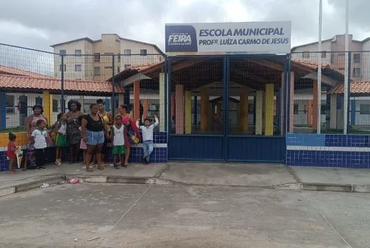 Pais de alunos fazem manifestação devido à falta de aula na Escola Municipal Luísa Carmo de Jesus1