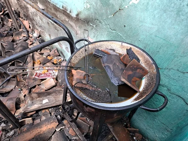 Casa incendiada na Rua Nova