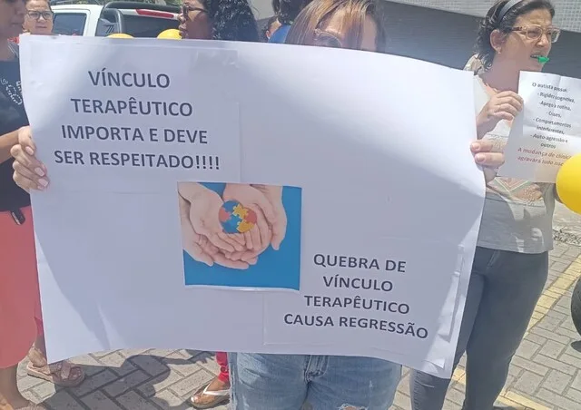 Mães de crianças com autismo realizam manifestação em frente ao Fórum contra planos de saúde (8)